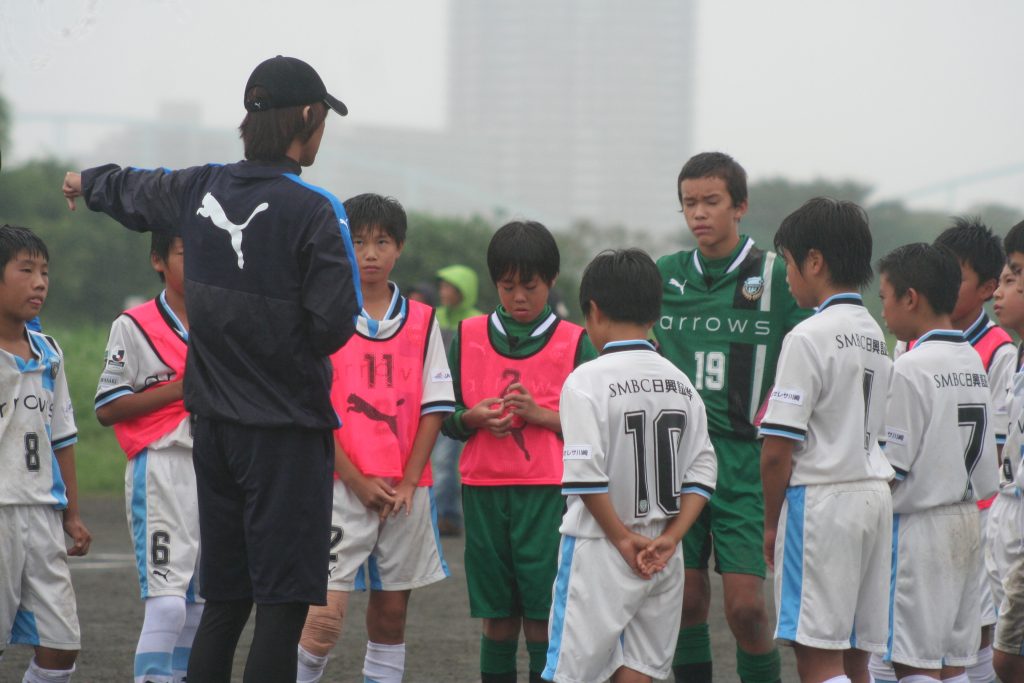 ハーフタイム佐原秀樹監督の話を聞く選手たち