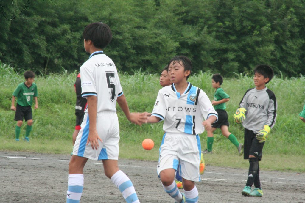 高井幸大選手のクロスから塩澤延有選手が決める