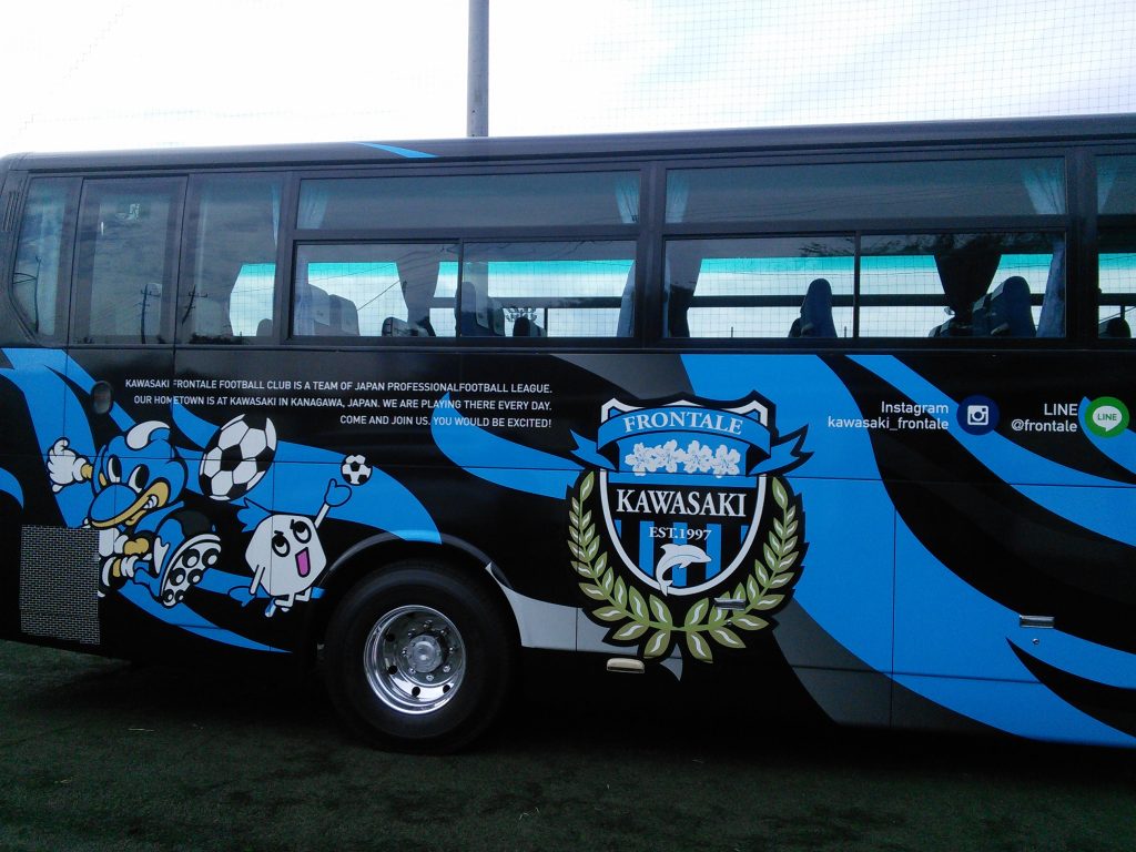 前日トップチームの鹿島アントラーズ戦でカシマサッカースタジアムへ行ったフロンターレの選手バスはこの日は前橋育英高崎グラウンドに