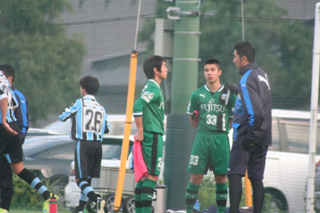 鈴木洋平GKコーチから声をかけられる川合我空選手と鴨打賢哉選手