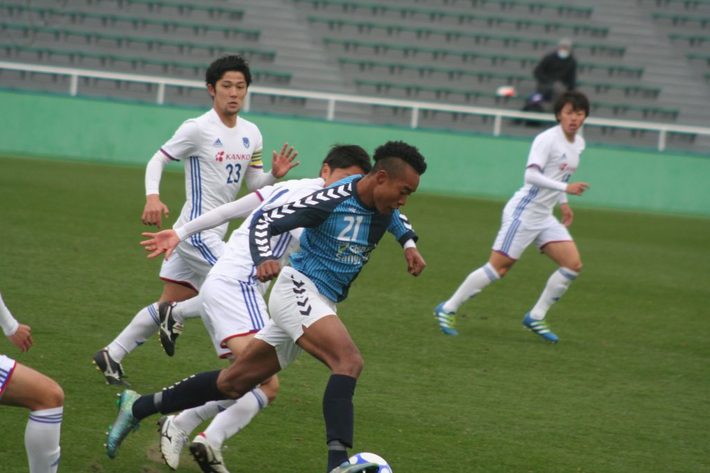 栗田マーク選手が仕掛ける