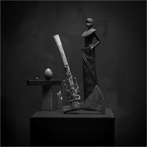 Jean Turco - Nature morte - still life - À la hache de guerre d'un chef Massaï, à la statue, à l'œuf et aux crayons à papier