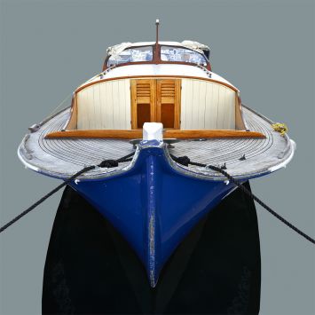 F. LORIEN - Pinasse bleue amarrée au port, bassin d'arcachon 