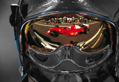 Leroyphoto - Reflet de Rubens Barrichello, dans un casque de pompier. F1
