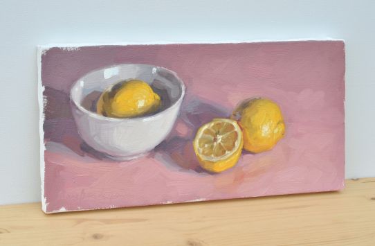 Citrons et bol blanc, fond rose