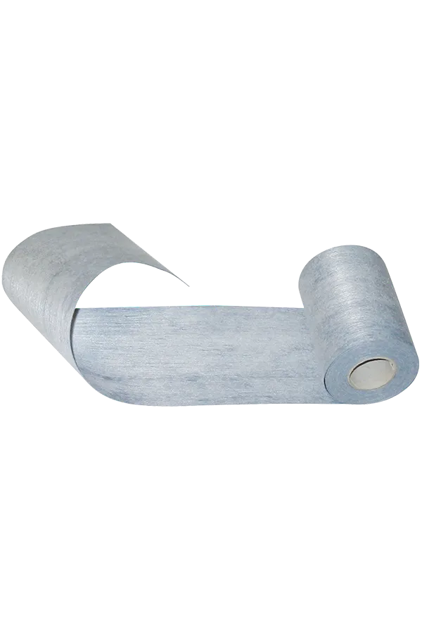 Rotolo di materiale tecnico grigio-azzurro srotolato. Texture fibrosa e leggera per diverse applicazioni.