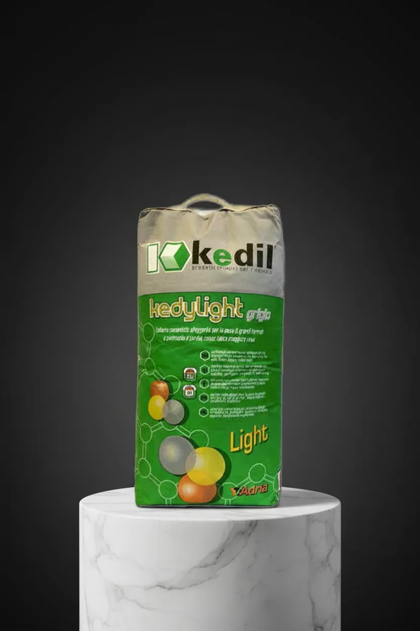 Kkedil Kedylight Grigio Leichtzuschlagsbeutel, präsentiert auf einem stilvollen weißen Marmorständer.