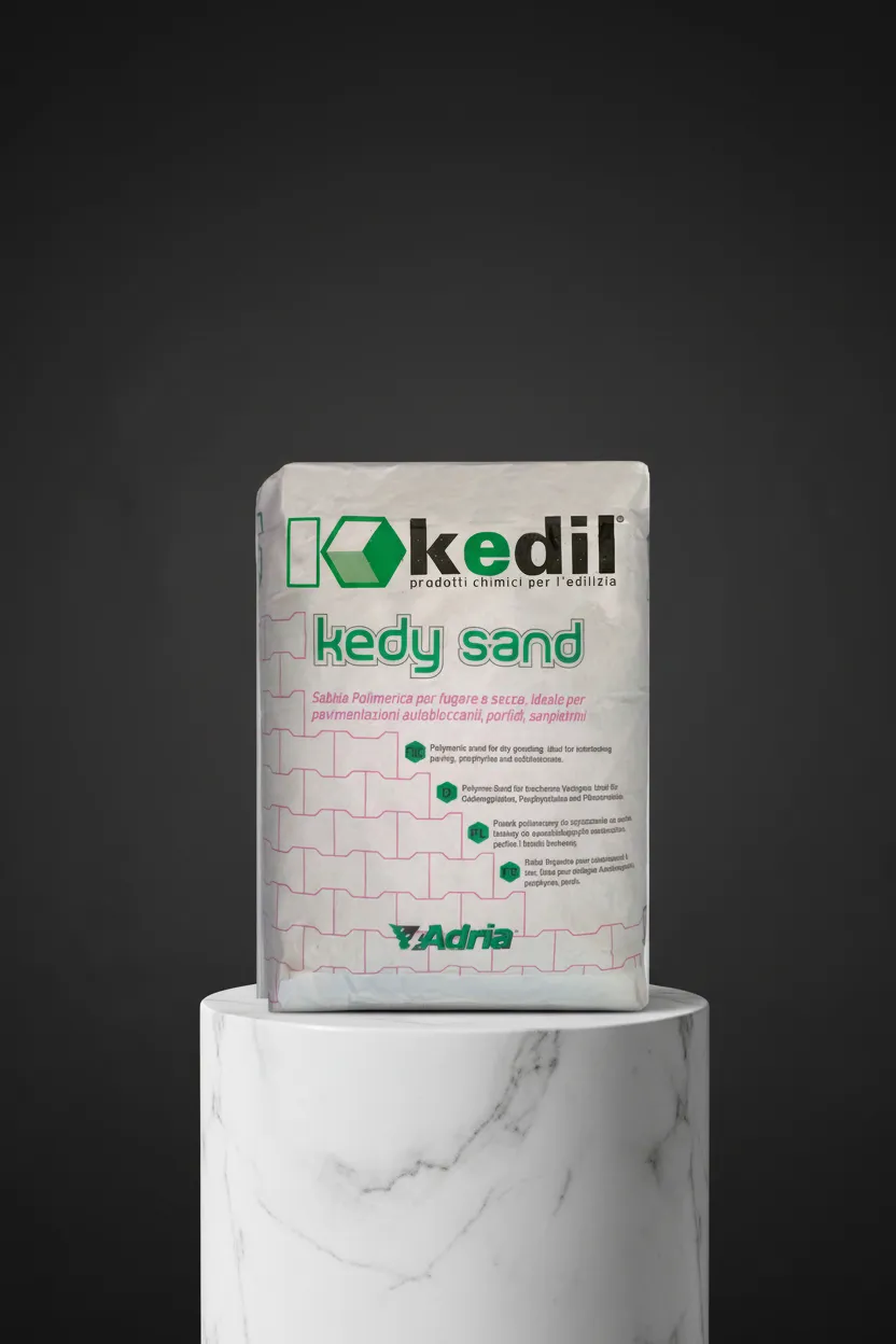 Ein Sack Kedy Sand Polymersand von Adria für Estrich auf einem Marmorsockel.