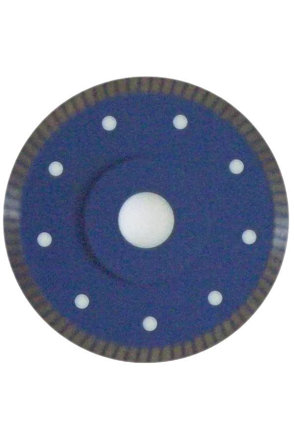 Detail eines blauen Zifferblatts einer Uhr, mit leuchtenden Indizes auf dunklem Grund.