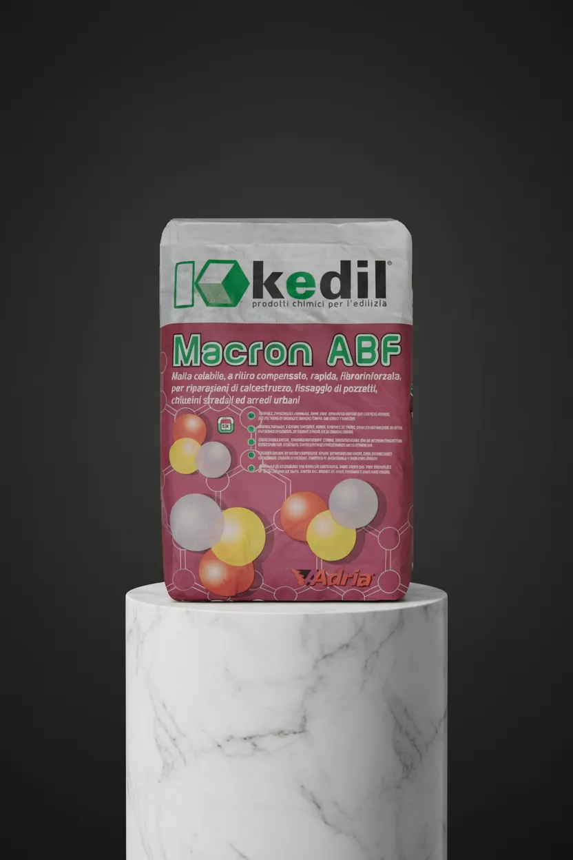 Ein Sack Macron ABF von Kedil auf einem Marmorsockel.