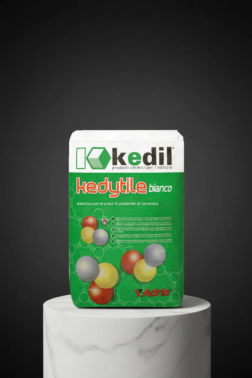 Eine Packung weißes Kedytile, Keramikfliesenkleber, auf einem Marmorsockel.