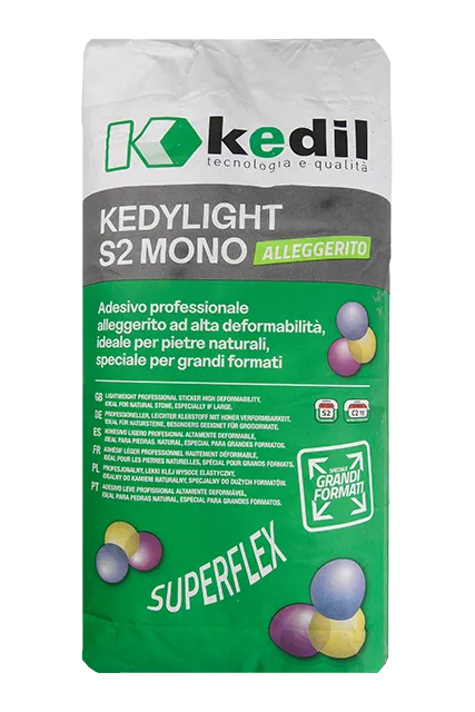 Una confezione di stucco Kedil Kedylight Bianco. È adatto per la posa di grandi formati su pavimenti e pareti.
