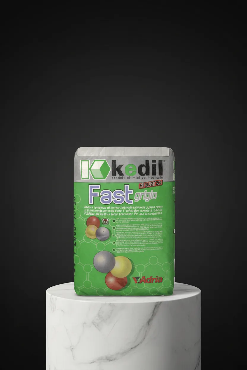 Ein Sack Kedil Fast Grigio Zementkleber auf einem Sockel.