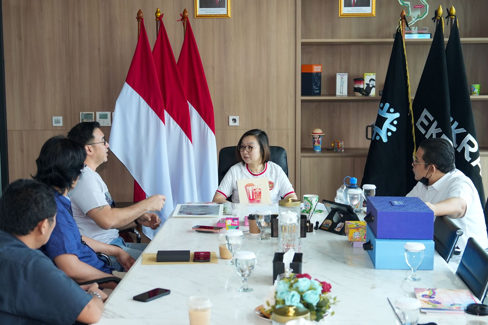 - Kementerian Ekonomi Kreatif (Kementerian Ekraf) mendorong peningkatan keterampilan teknologi percetakan digital untuk mendongkrak nilai tambah produk kreatif. Wakil Menteri Ekraf Irene Umar turut menyoroti tantangan daya saing industri percetakan nasional yang masih kalah eksposur dibanding luar negeri, meski kualitasnya setara.