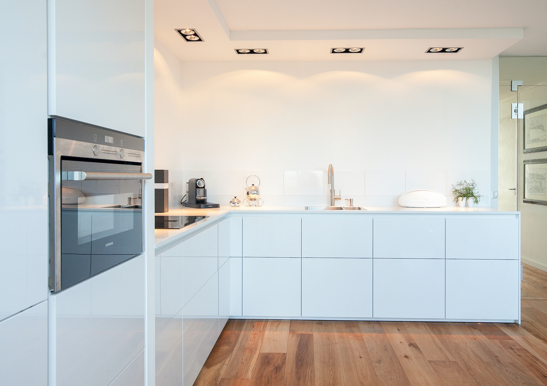 Afkorten Middel wazig Moderne witte hoogglans keuken | SmartDesign Keukenstudio
