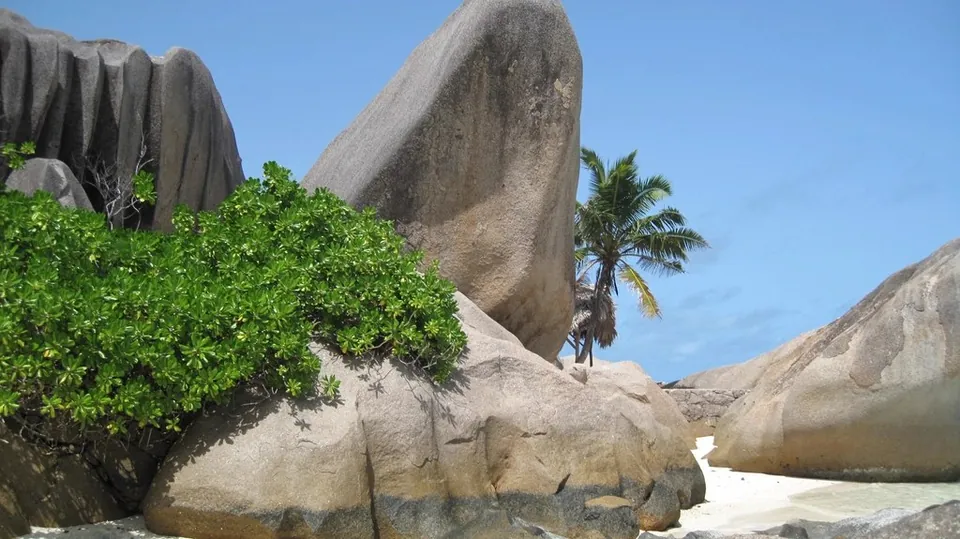 Seychelles beach granite rock — destination photography from Seychelles