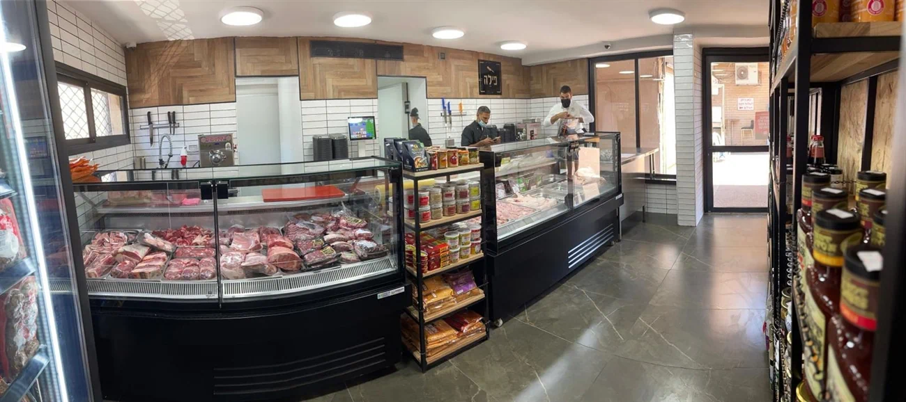 נהג מסיע נוסעים ברכב יוקרתי