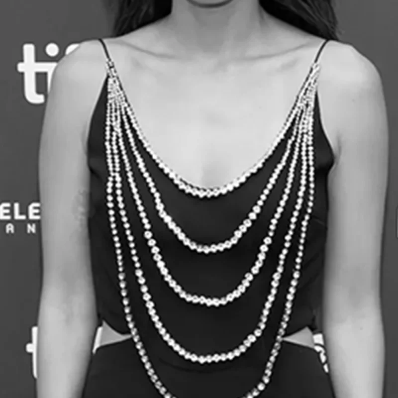 Visual example of Soft Gamine shoulders