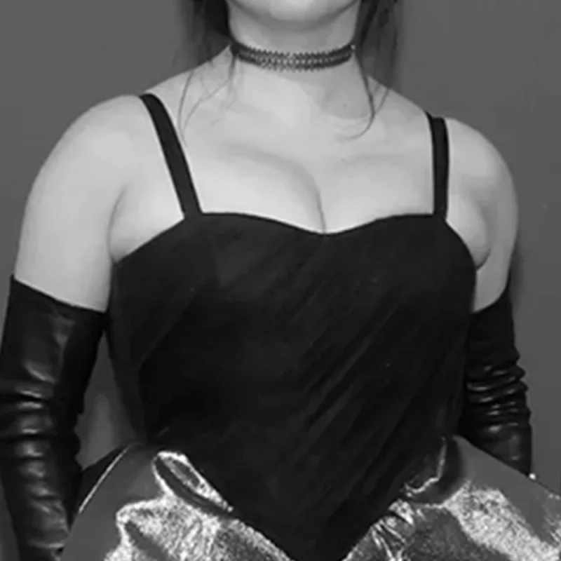 Visual example of Romantic shoulders