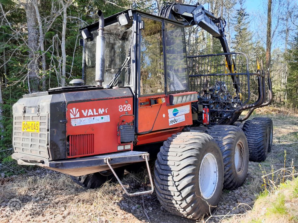 Metsätraktori Valmet 828