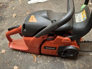 Moottorisaha Jonsered