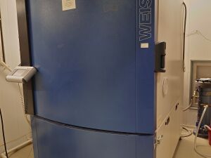 Epäkuntoinen WEISS sääkaappi