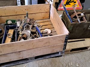 Erilaisia teollisuustarvikkeita, vintage-työkaluja, metalliosia ja työkaluja 2 ltk