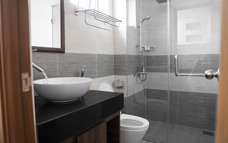 Kylpyhuoneen seinissä ja lattiassa tulisi välttää kaikkia ylimääräisiä läpivientejä, pieniäkin. Jokainen läpivienti läpäisee samalla vedeneristeen ja sisältää riskin kosteusvauriosta.