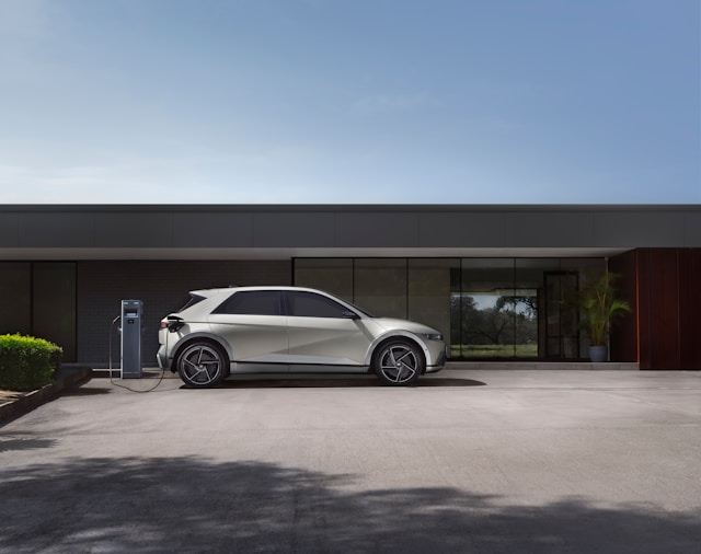 Recharge de VE dans une maison moderne