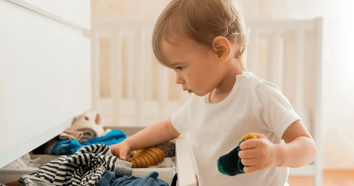 Wie zieht man Kinder an heissen Sommertagen richtig an? Praktische Tipps für Eltern und Erzieher:innen