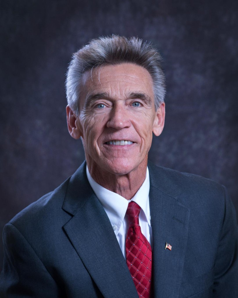 Larry VanHorn, asesor de planificación previa en Funeraria Ramirez, en retrato profesional.