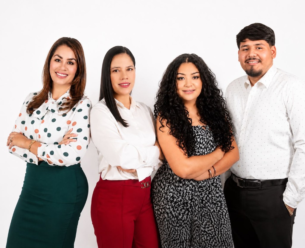El equipo de Funeraria Ramirez — Marisol Ramirez, Eva Villalobos, Brissa Zuñiga y Salvador Ramirez.