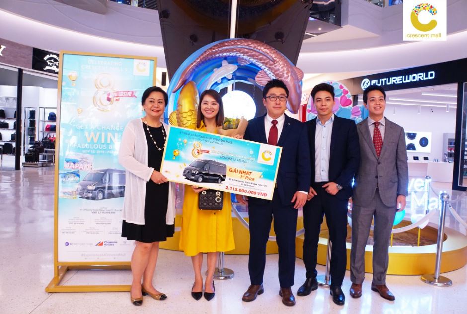 Lễ trao giải vàng cho các khách hàng may mắn tại Crescent Mall, kinh tế thời đại