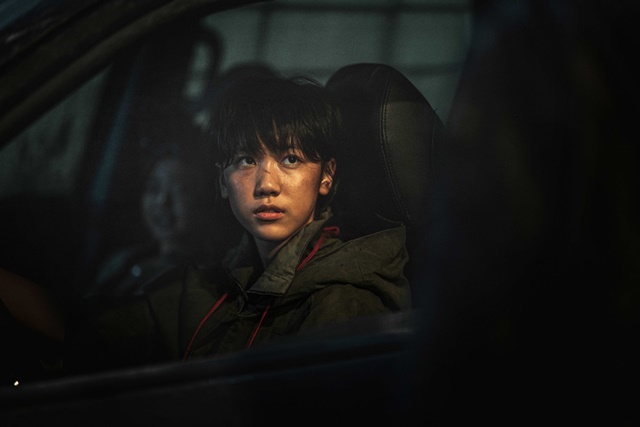 Không hề yếu đuối như trong "Train to Busan", lũ trẻ tại Bán Đảo gây ấn tượng mạnh bởi độ cool ngầu, kinh te thoi dai, kinh tế thời đại, kinhtethoidai