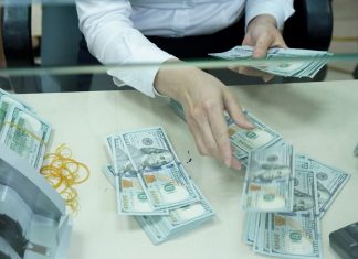 Các ngân hàng thương mại giảm mạnh giá USD theo đà giảm tỷ giá