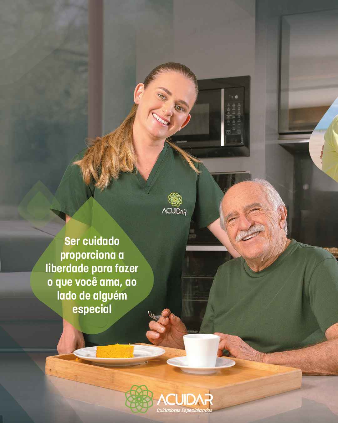 Idoso lendo no tablet acompanhado