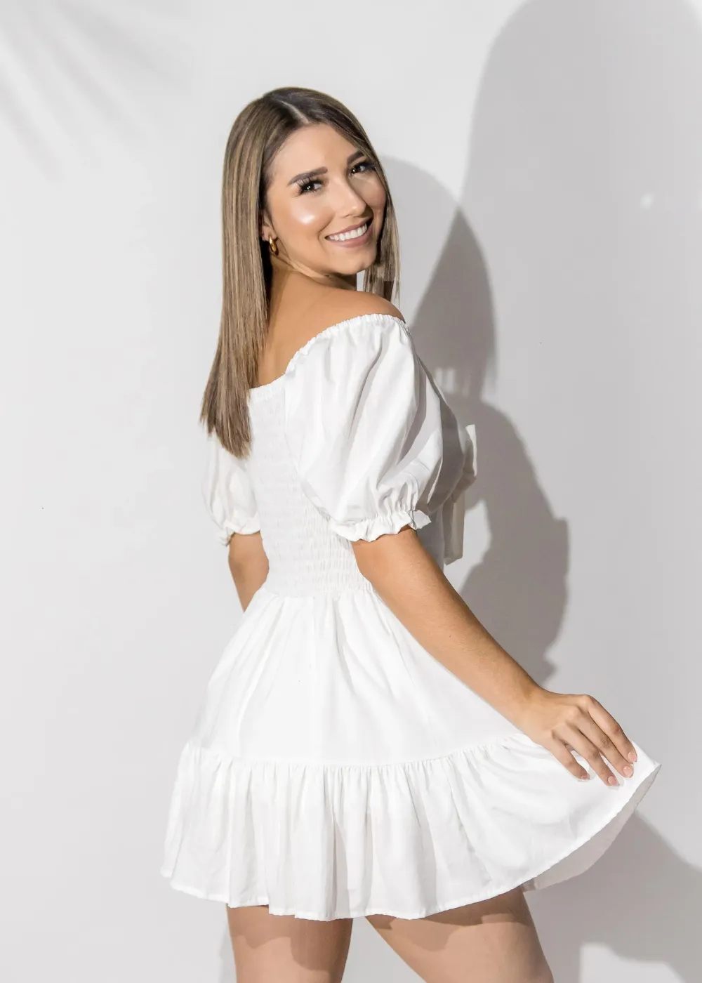 https://storage.googleapis.com/kiutmoda-fotos/Vestido%20Lila%20Blanco%20corto%20(1).webp