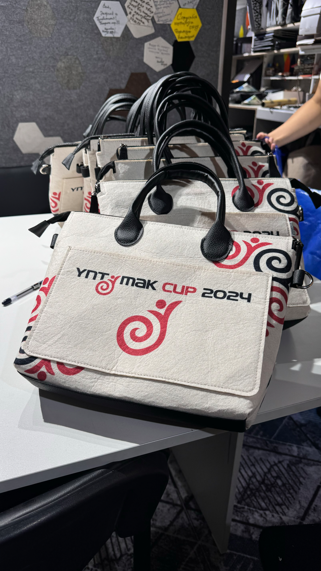 Подарки для партнёров Yntymak Cup 2024 в США: 30 сумок ULTRA и 30 настенных панно — фото 2