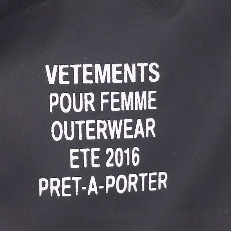 VETEMENTS / ヴェトモン ロゴプリントジップアップオーバーサイズレインコート