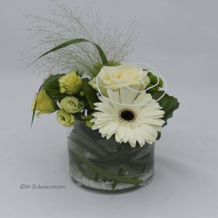 Tischvase mit weißen Gerbera und Rose