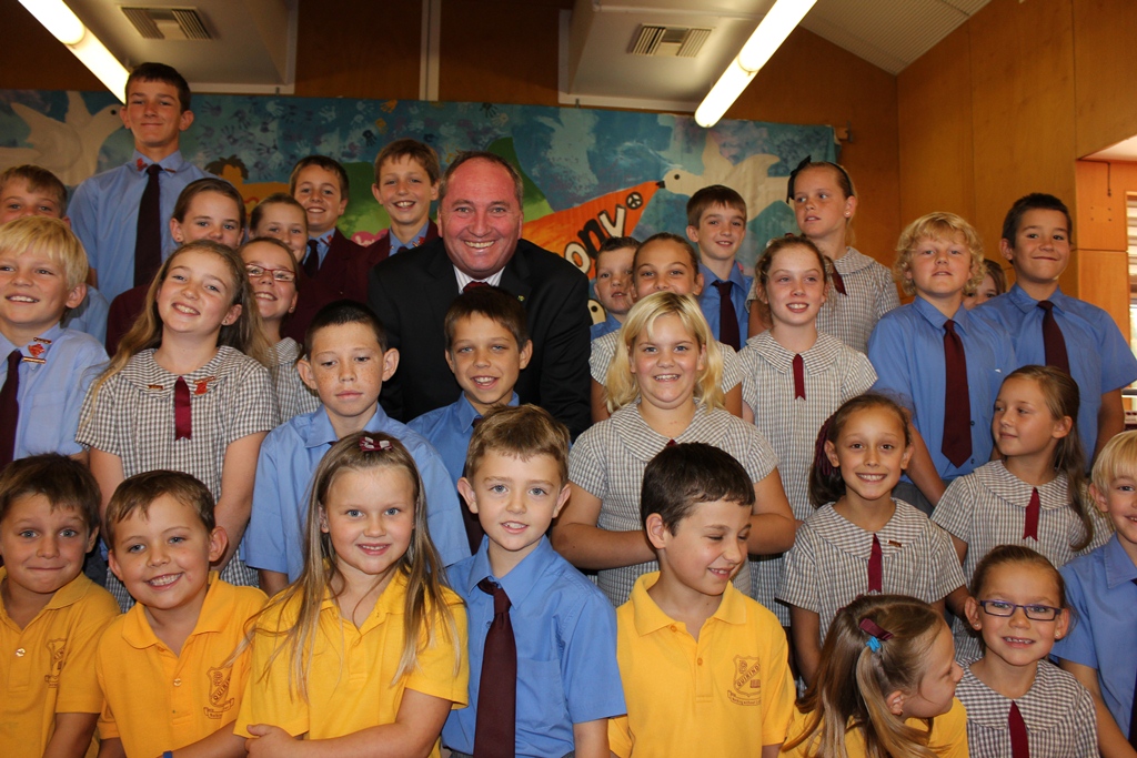 Federal Member for New England, Barnaby Joyce and students from the Quirindi Public School.