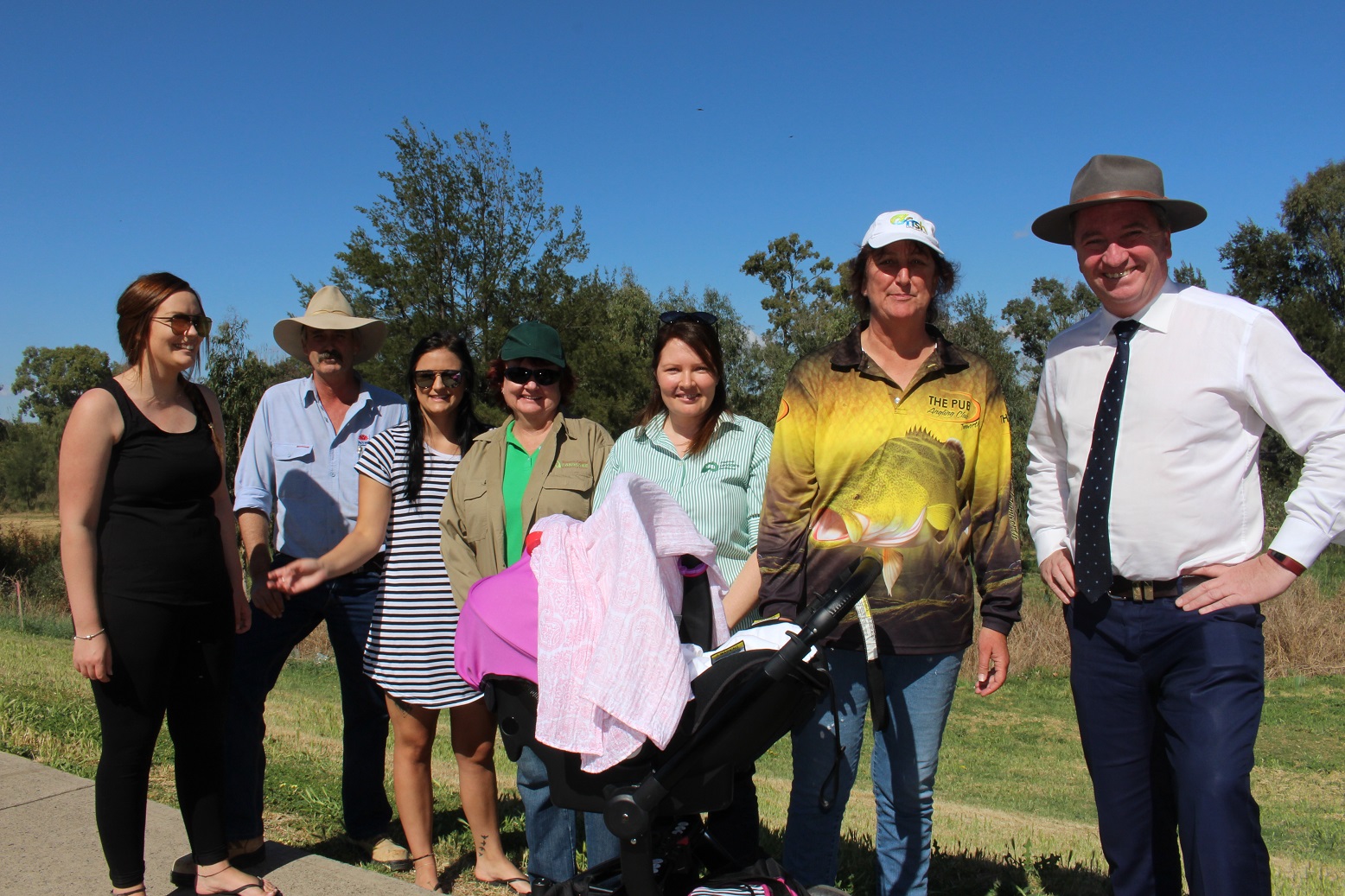 Eliza and baby Ruby, Peter Dawson, Coreena, Julie Clancy, Regional Landcare Facilitator Felicity Chittick, Oz Fish Unlimited’s Anne Michie, with Deputy Prime Minister and Member for New England, Barnaby Joyce at the launch of the Oz Fish on the Peel – Anglers for Habitat project.