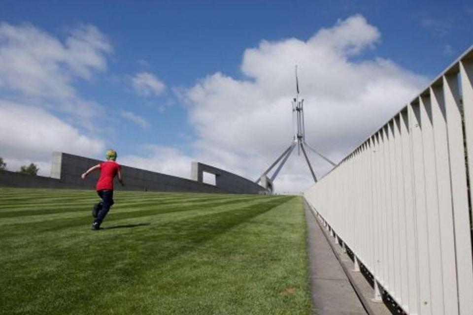 Architects backflip on opposition to Parliament House fence after secret briefing