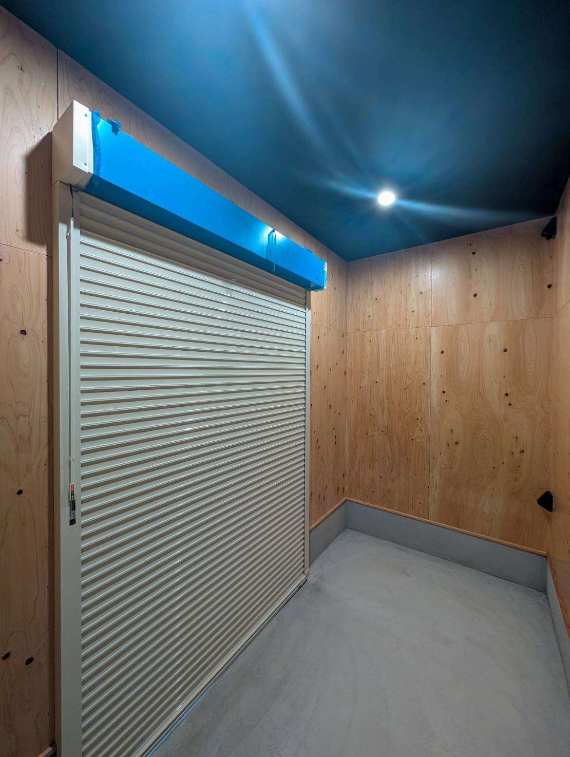 青空に映える、ブルー×イエローの家の画像 10枚目