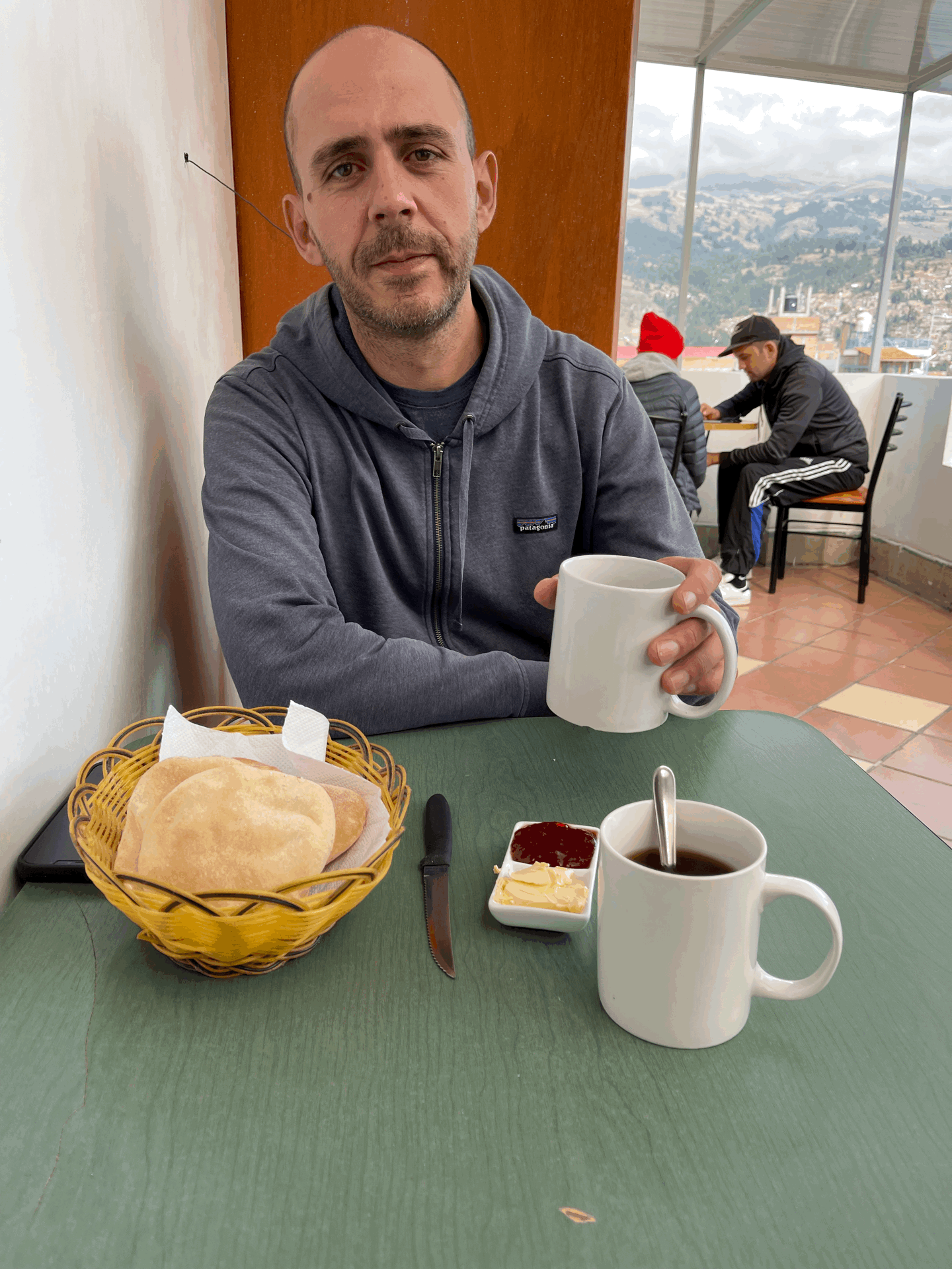 Premier petit déjeuner à Huaraz, Arnaud est fatigué