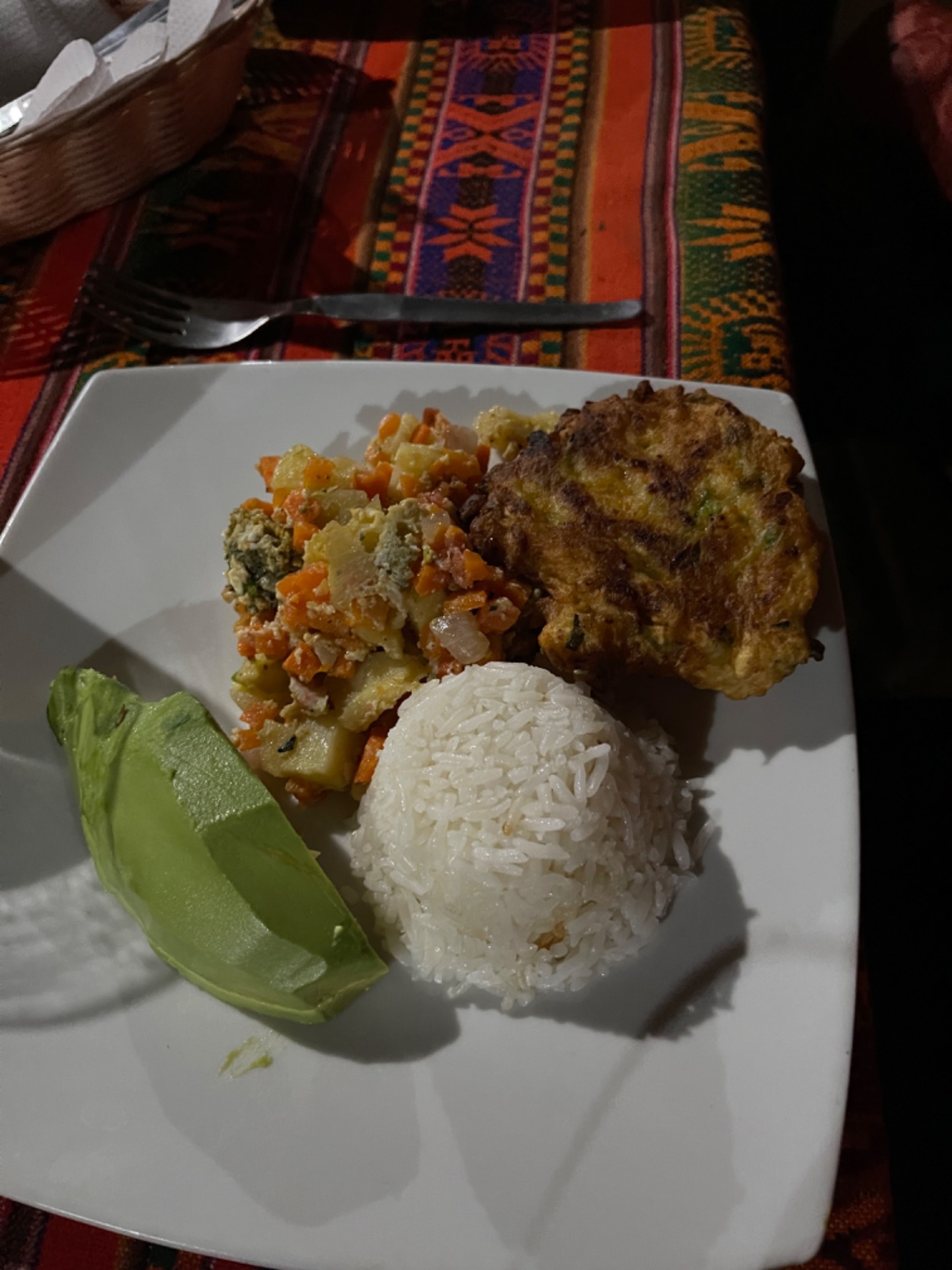 Riz, légumes, tortillas et avocat au dîner