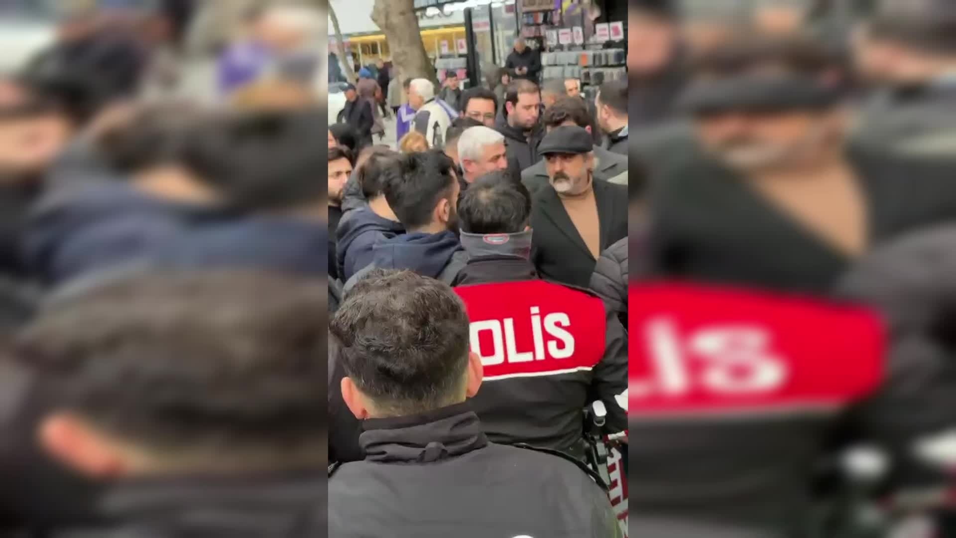 Pendik'te emekli protestosu sırasında pankarta polis müdahalesi gerçekleşti