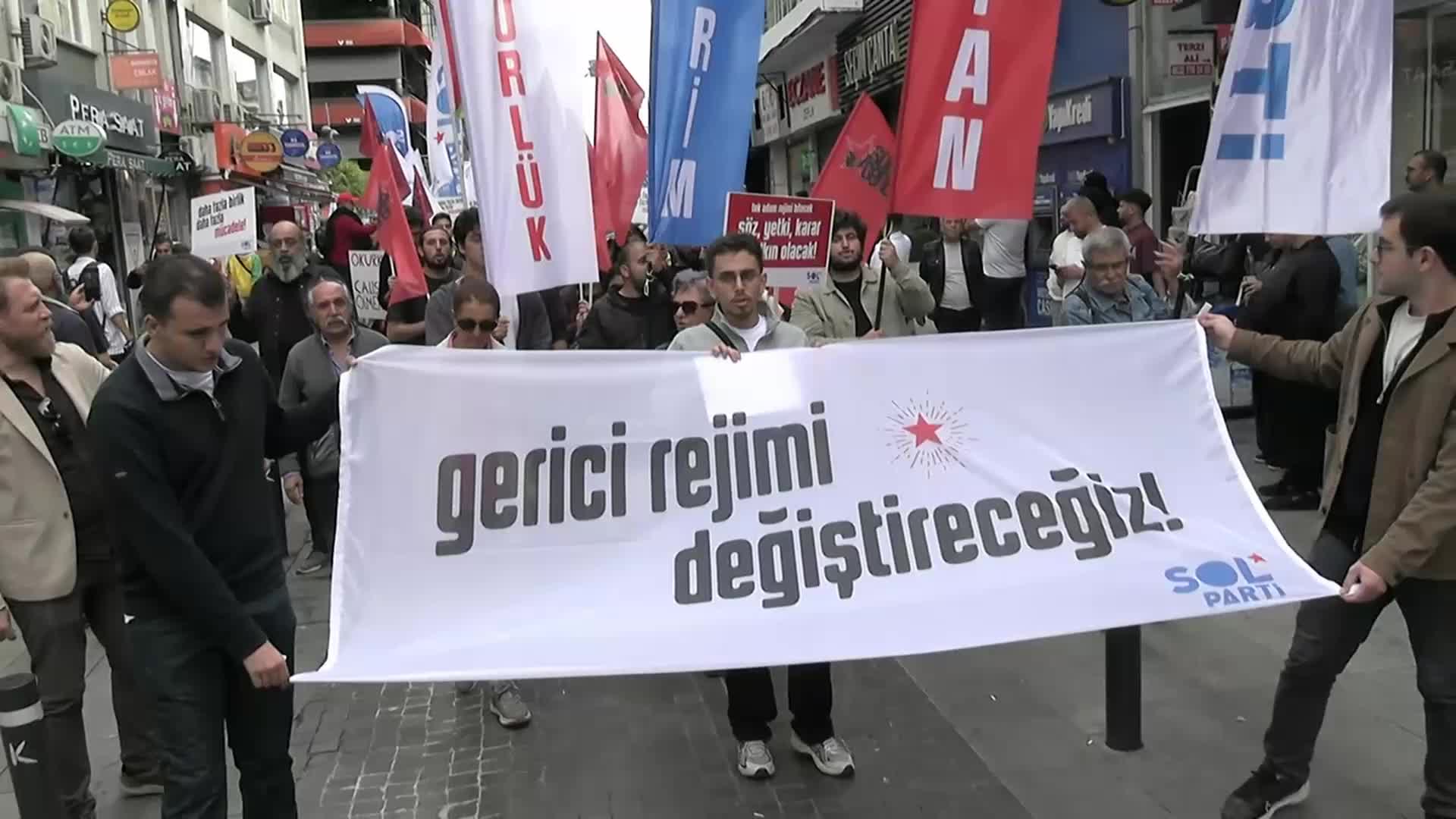 SOL Parti Kadıköy’de ‘Tek Adam Rejimine Son’ Yürüyüşünü Gerçekleştirdi