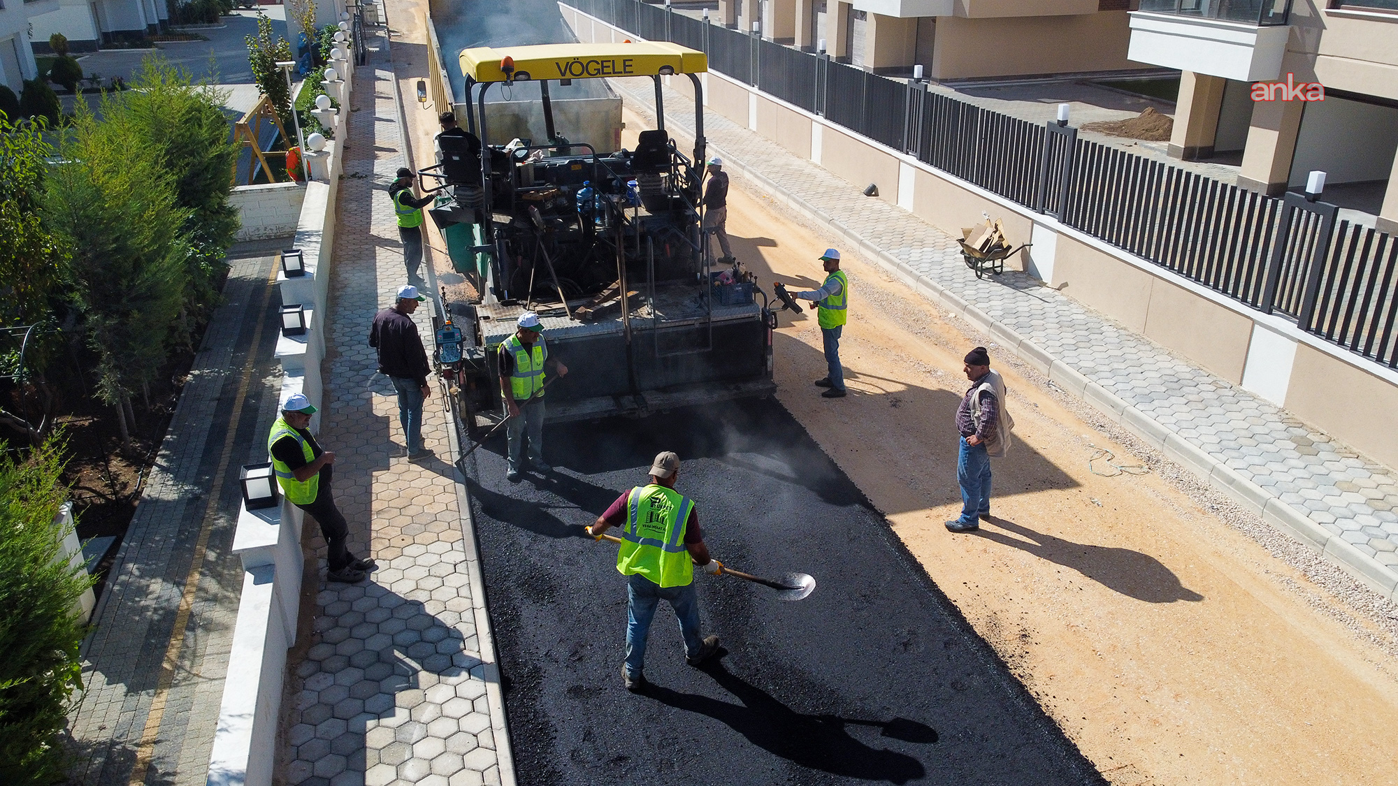 Tepebaşı’nda yol ve kaldırımların yenilenmesine devam ediliyor