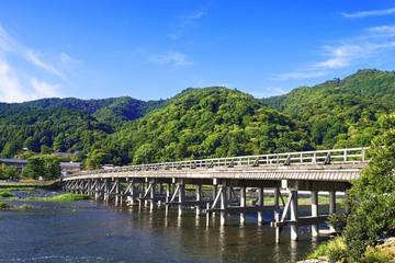 嵐山の顔「渡月橋」の季節別、楽しみ方ガイド！
